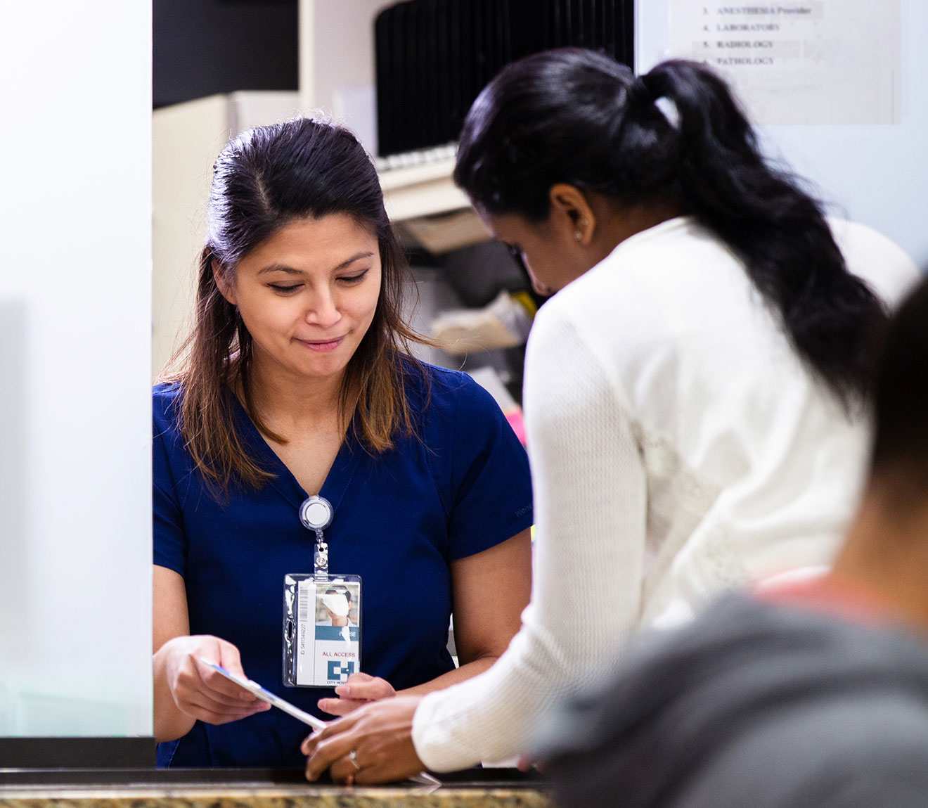 Medical Billing and Coding Specialist assisting a Patient 医疗结算和编码专家协助患者