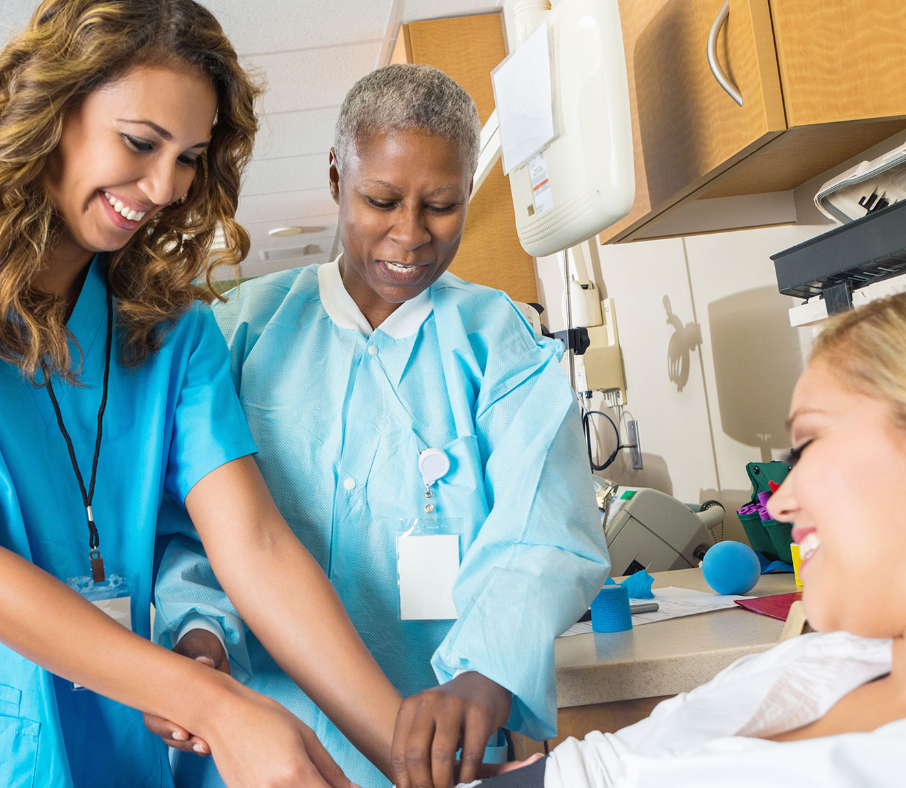 Phlebotomy Student working with Patient 静脉曲张与患者一起工作