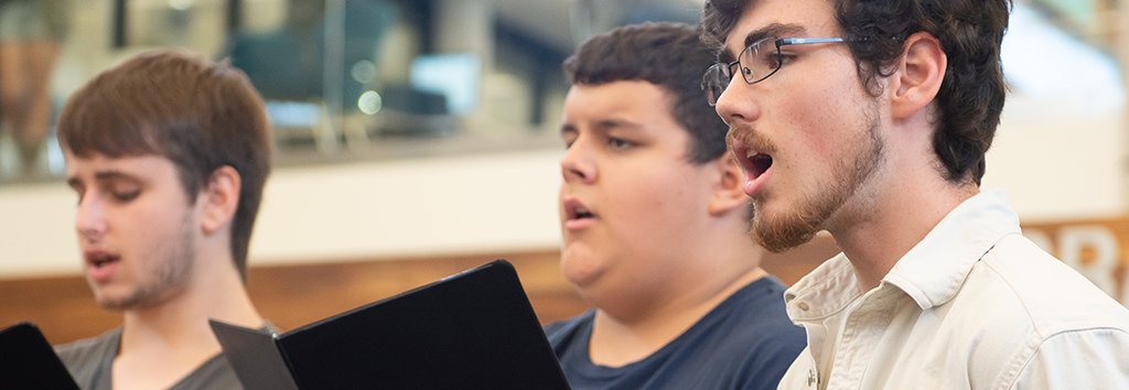 Choir002_Header.jpg 学生在图书馆唱歌