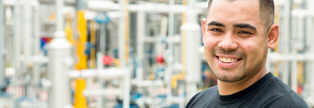 GBCS013_Header.jpg 在PET工厂工作的工艺技术学生