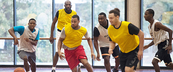 Intamurals_StudentLife_Basketball_IntramuralPage.png 在健身房打篮球的学生