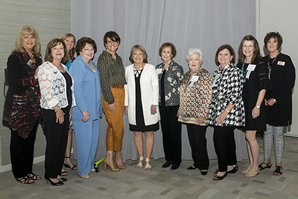 Best-selling author speaks at Women’s Lecture Luncheon Series event 畅销书作家在妇女午餐会系列活动上演讲