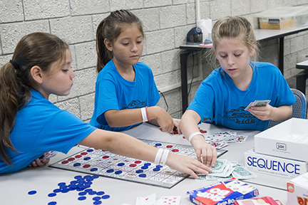 孩子们喜欢玩棋盘游戏，序列，在巴西斯托里斯科学院的600至8岁的数学魔术课程中。