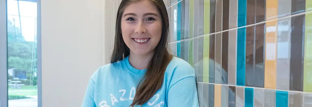 GBCS022_Header.jpg 萨德勒大楼的学生