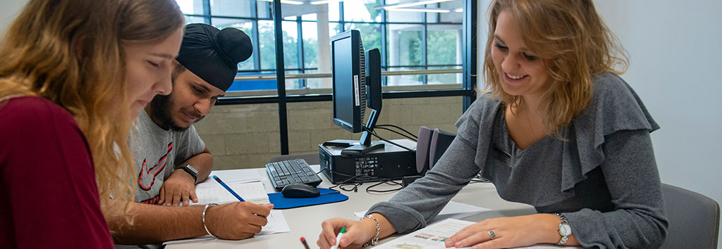 Students being assisted in the Math Center 学生在数学中心协助