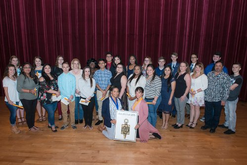 BC’s Phi Theta Kappa chapter honors 77 new members BC的PHI Theta Kappa章荣誉77章新成员