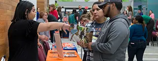 tease Hundreds of students from the area’s school districts visited the Brazosport College Student Pavilion recently for the school’s annual College Fair. The Brazosport College’s 2017 College Fair provided students and parents an opportunity to ask questions and gain information from various colleges and universities. A variety of institutions of higher education from across the state attended the College Fair. Among the types of questions that were answered on the spot included costs, financial aid, scholarships, academic programs and entrance requirements. The College Fair is carefully planned to be a valuable, educational and goal-planning resource for area high school communities. The event is an effective, convenient and cost-efficient method to help parents as they develop strategies for their child’s higher education. The College Fair is a collaborative effort between BC and the independent school districts of Angleton (AISD), Brazosport (BISD), and Columbia/Brazoria (C/BIS 最近挑逗来自该地区学区的数百名学生参观了学校的年度大学博览会的BrazoSport大学生馆。BrazoSport学院2017年大学博览会