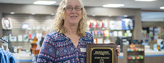 tease BC Bookstore manager wins prestigious award for second time 挑逗BC书店经理赢得了第二次殊荣