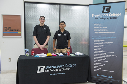 College Fair at Brazosport College answers students’ questions BrazoSport College的大学博览会答应学生的问题