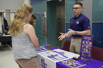 College Fair at Brazosport College answers students’ questions2 在BrazoSport College的大学博览会回答学生的问题2
