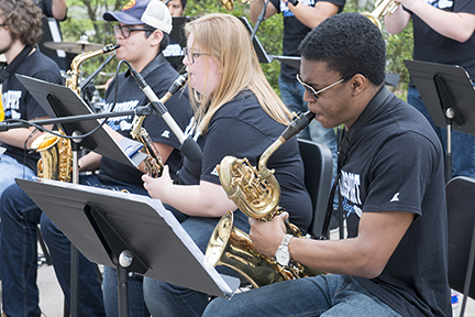 Jazz Band at Career Fair 职业博览会上的爵士乐队
