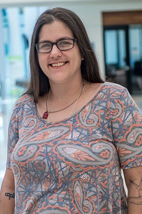 4月朱莉尔，写作中心总监