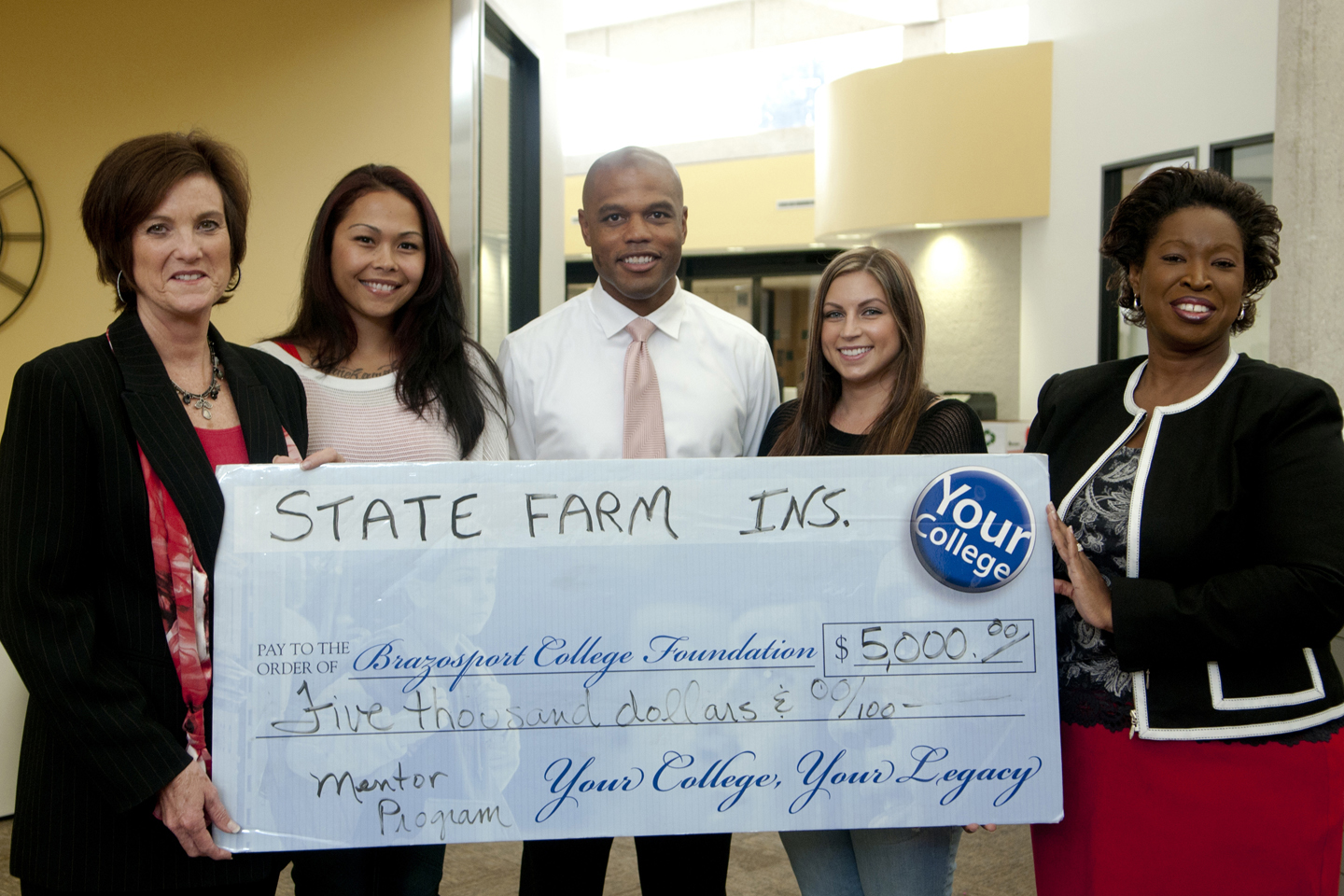 五个人接受支票