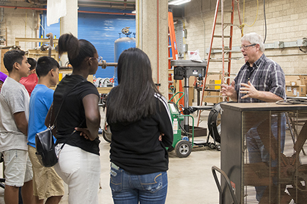 BC同行招聘人员带领CIS学生参观校园