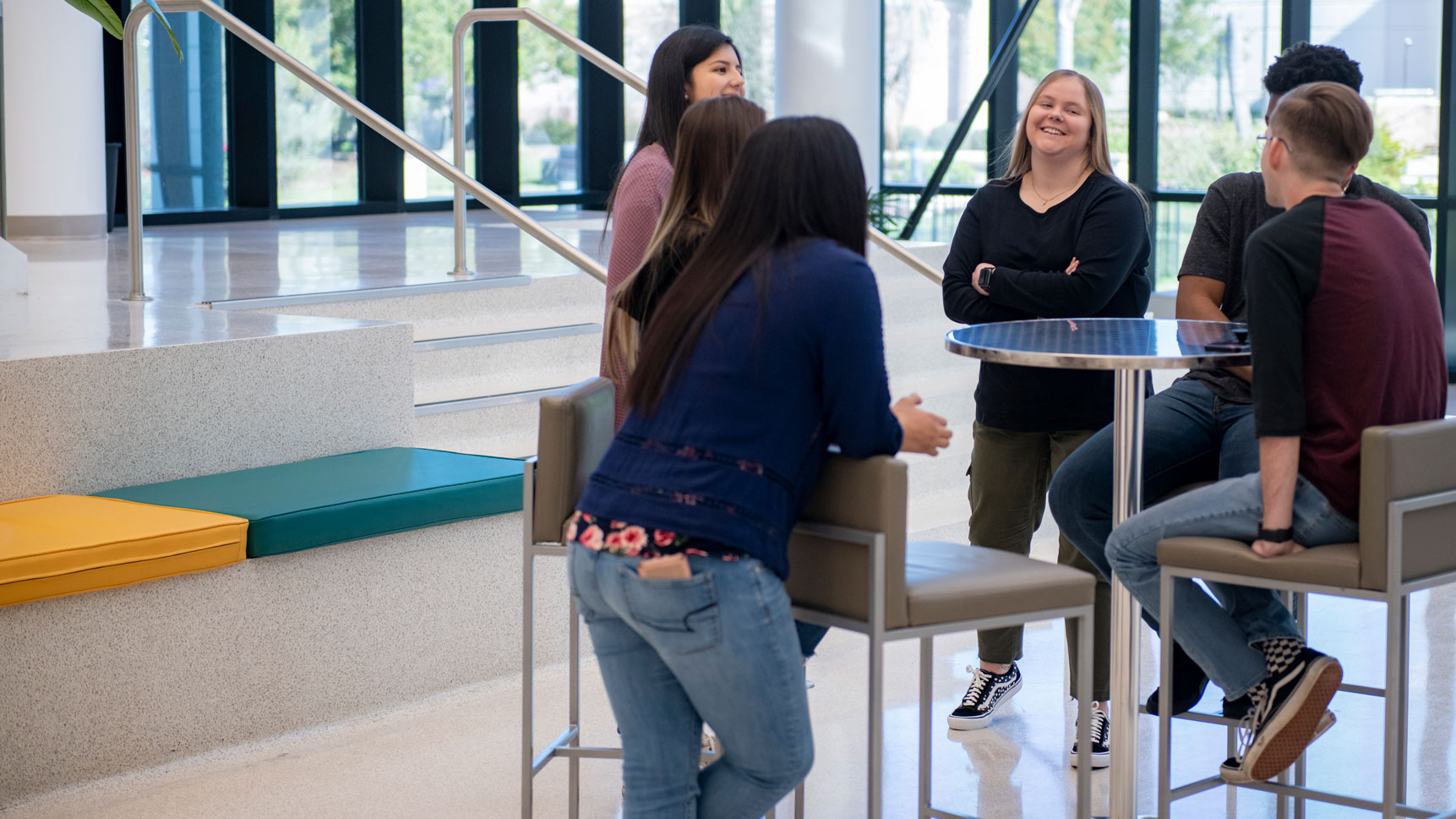 学生坐MEGlobal学生馆