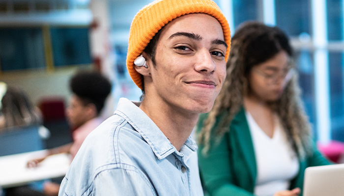 青年师生朋友在大学/学校后台聊天