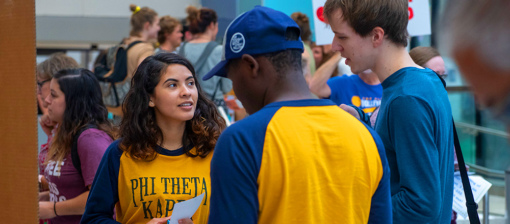 学生参加MEGlobal学生馆组织博览会