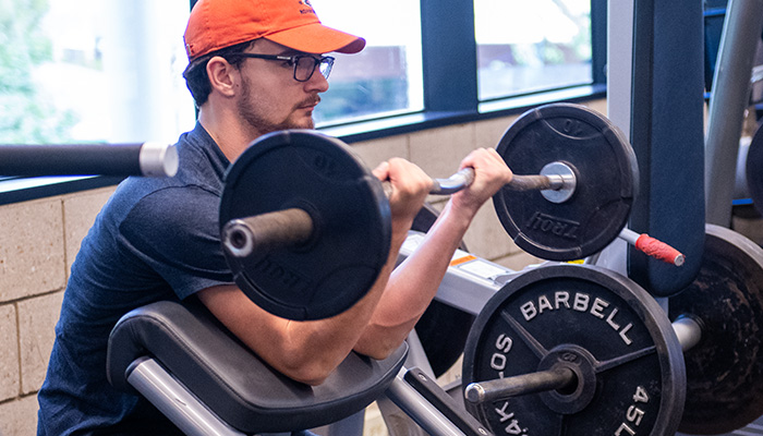 学生在Fitness Loft工作