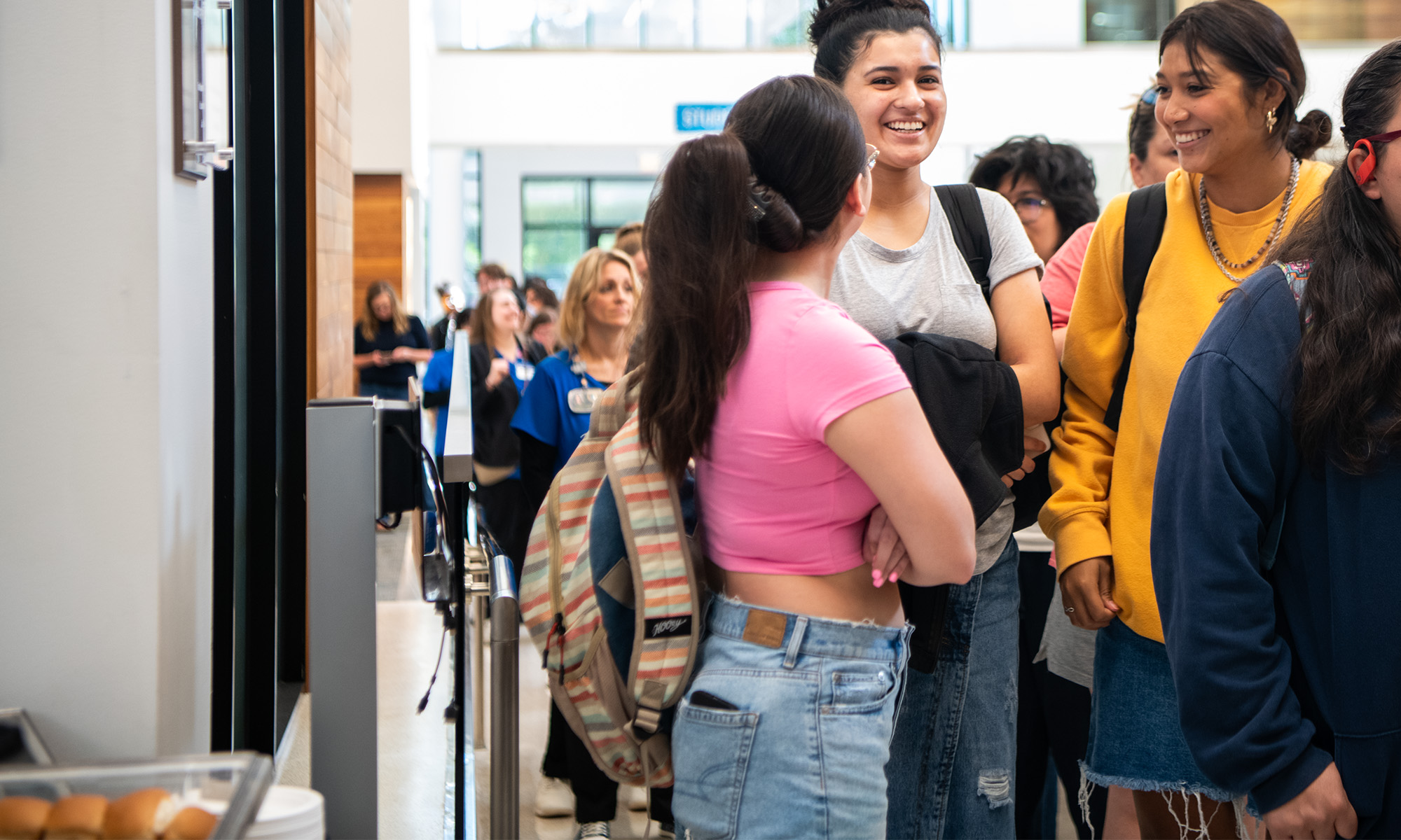 学生排队等待MEGlobal学生馆