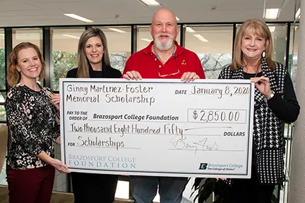 Ginny Martinez Foster Scholarship 金妮·马丁内斯·福斯特奖学金