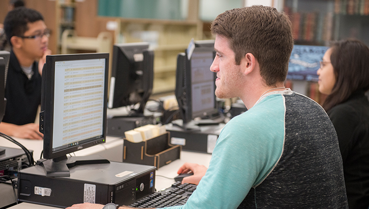 学生在计算机上工作