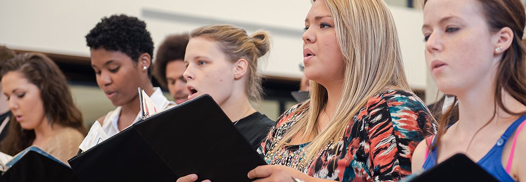 学生在图书馆唱歌