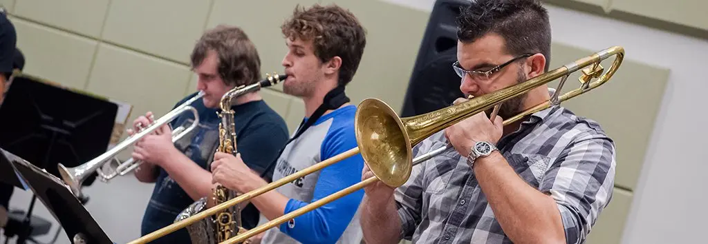 演奏乐器的学生