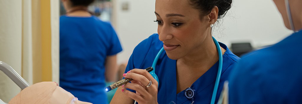 在模拟实验室工作的护生