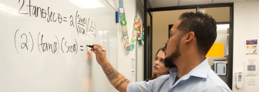 数学中心辅导老师协助学生