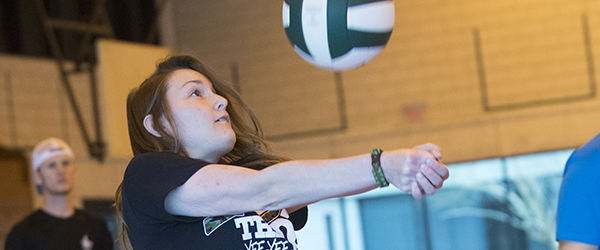 学生在校内打排球